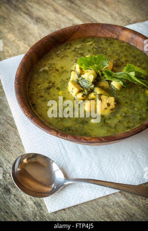 Soupe au pistou poulet aux épinards et haricots CANNELLINI Banque D'Images