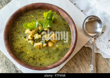 Soupe au pistou poulet aux épinards et haricots CANNELLINI Banque D'Images