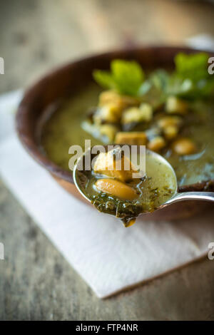 Soupe au pistou poulet aux épinards et haricots CANNELLINI Banque D'Images