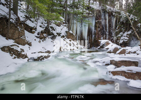 La piscine de Sabbaday Falls à Waterville Valley, New Hampshire USA pendant les mois d'hiver. Banque D'Images