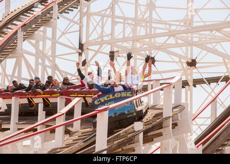 Les amateurs de montagnes russes le jour d'ouverture du cyclone roller coaster dans Coney Island à New York, le samedi 26 mars 2016. L'ouverture de la célèbre montagne russe en bois emblématique marque l'arrivée de la saison estivale. (© Richard B. Levine) Banque D'Images