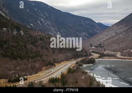 Franconia Notch State Park dans le bluff de la part d'artistes New Hampshire White Mountains USA pendant les mois d'hiver. Banque D'Images