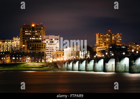 La rue du marché Pont sur le fleuve Susquehanna et la skyline at night, de Harrisburg, Pennsylvanie. Banque D'Images