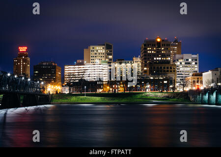 Ponts sur le fleuve Susquehanna et la skyline at night, de Harrisburg, Pennsylvanie. Banque D'Images