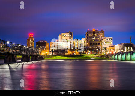 Ponts sur le fleuve Susquehanna et la skyline at night, de Harrisburg, Pennsylvanie. Banque D'Images