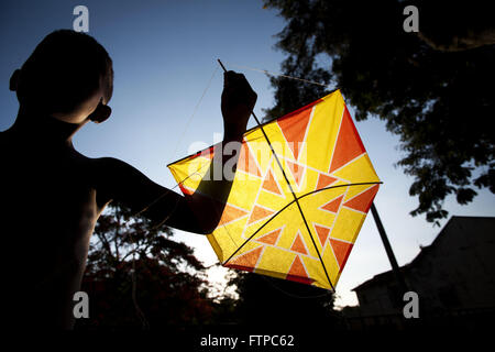 Boy flying a kite dans le quartier de Santa Teresa dans la ville de Rio de Janeiro Banque D'Images