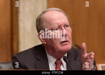 Le sénateur américain Lamar Alexander du Tennessee au cours de la commission des affectations budgétaires du Sénat sur le budget de la Commission de réglementation nucléaire Février 24, 2016 des audiences à Washington, DC. Banque D'Images