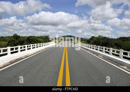 BR-230 Pont sur le Rio Piranhas Road dans la ville rurale de Pombal dans le Pernambuco Banque D'Images