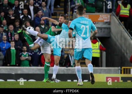 28 mars 2016 - défi international de Vauxhall (Friendly). L'Irlande du Nord 1 Slovénie 0. Gareth McAuley (4) et de la Slovénie à l'Bezjack Romain tangle pour possession. Banque D'Images