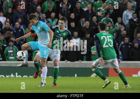 28 mars 2016 - défi international de Vauxhall (Friendly). L'Irlande du Nord 1 Slovénie 0. La Slovénie a Bezjack romain (9) est abordé par Craig Cathcart (20). Banque D'Images