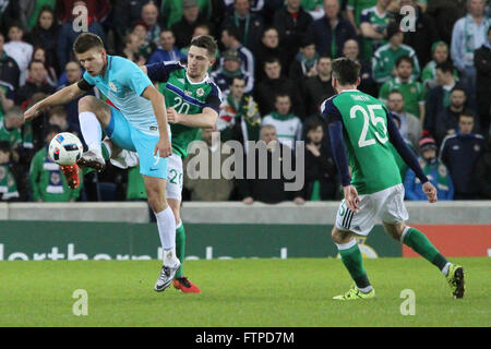 28 mars 2016 - défi international de Vauxhall (Friendly). L'Irlande du Nord 1 Slovénie 0. La Slovénie a Bezjack romain (9) est abordé par Craig Cathcart (20). Banque D'Images