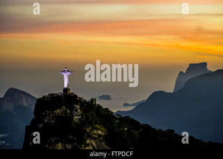 Vue aérienne du Christ Rédempteur sur la montagne du Corcovado au crépuscule Banque D'Images