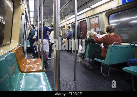 Les passagers voyageant en voiture de métro Banque D'Images