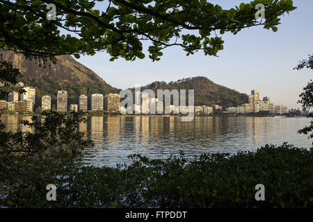 Couchers du soleil à Lagoa Rodrigo de Freitas avec des bâtiments en arrière-plan - au sud de la ville Banque D'Images