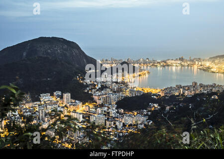 Crépuscule à Lagoa Rodrigo de Freitas à Ipanema et Leblon Beach dans l'arrière-plan Banque D'Images