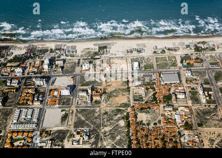 Vue aérienne de lots et des maisons sur le bord de la plage Praia do Futuro Banque D'Images