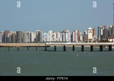 Jetée sur la plage d'Iracema - connu sous le nom de l'anglais Bridge et bâtiments en arrière-plan Banque D'Images