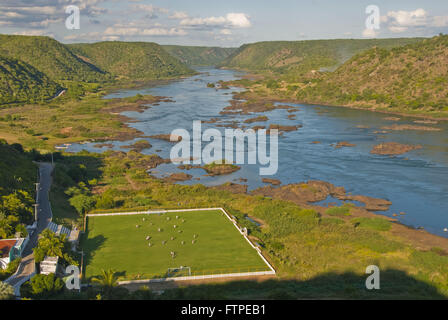 Terrain de football sur les rives de la rivière Sao Francisco Banque D'Images