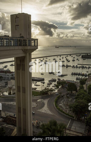 Ascenseur Lacerda avec Praca Visconde de Cayru et Baia de Todos os Santos Banque D'Images