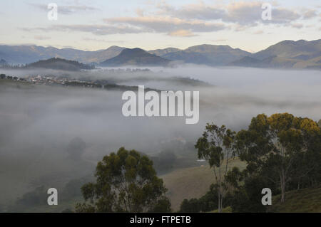 Le smog dans la ville d'Brazopolis situé dans la Serra da Mantiqueira Banque D'Images