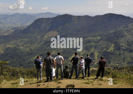 Les touristes à l'affût en contemplant le paysage de la Serra da Mantiqueira Banque D'Images