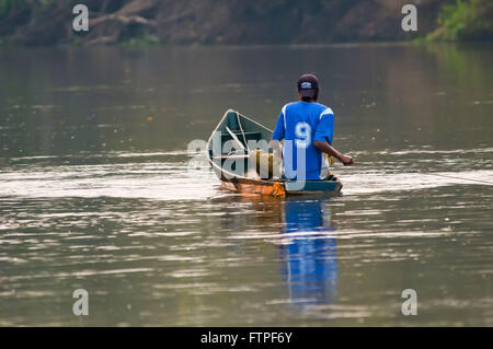 Canoë avec la pêche côtière à Aquidauna River - Sud Pantanal Banque D'Images