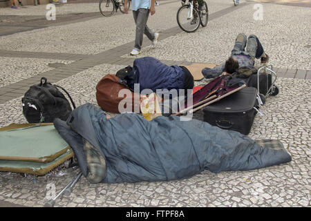 Les sans-abri dormir sur le plancher - centre-ville Banque D'Images