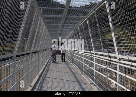 Passerelle piétonne sous la route Presidente Castelo Branco - SP-280 Banque D'Images