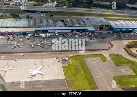 Portrait d'une partie de l'aérogare de fret de l'aéroport international OR Tambo de Johannesburg, Afrique du Sud. Palettes de fret. Banque D'Images