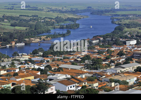 Vue du haut de la ville sur les rives du Rio Tiete Banque D'Images