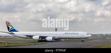 A South African Airways (SAA) Airbus A340-600 sur le tarmac de l'aéroport international OR Tambo de Johannesburg, Afrique du Sud Banque D'Images