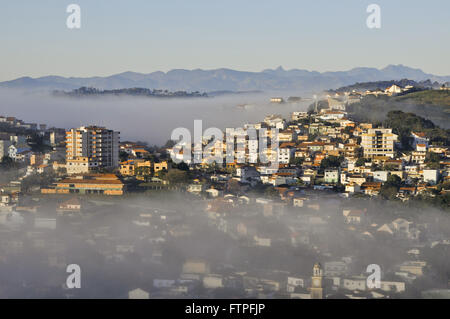 Vue de la ville et du brouillard dans la Serra da Mantiqueira à l'aube de Lookout Banque D'Images