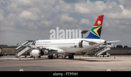 A South African Airways (SAA), Airbus A320-232 à l'aéroport international OR Tambo de Johannesburg, Afrique du Sud Banque D'Images