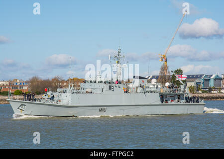 La Marine royale britannique Navire de guerre des mines, HMS Ramsey (M110) au départ de Portsmouth, Royaume-Uni le 29 mars 2016. Banque D'Images