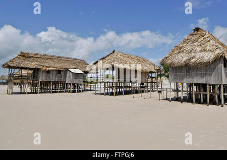 La Sape des maisons sur pilotis sur la plage de l'île de Pilao Banque D'Images