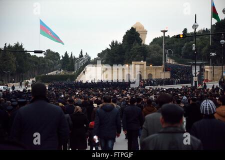 BAKU, Azerbaïdjan - 20 janvier 2014 la foule des cadets et des pleureuses au monument à Bakou, Azerbaïdjan, avec drapeaux sur anniversaire Banque D'Images