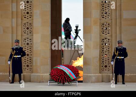 BAKU, AZERBAÏDJAN - le 20 janvier 2014 sur la garde d'honneur au monument à Bakou, Azerbaïdjan, à la date anniversaire de l'civils Banque D'Images
