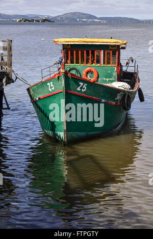 Bateau de pêche amarré à l'embarcadère du lac quartier Ipanema - Guaiba Banque D'Images