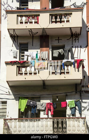 Hôtel populaire avec façade goudronnés et suspendre les vêtements sur les balcons dans le centre-ville Banque D'Images