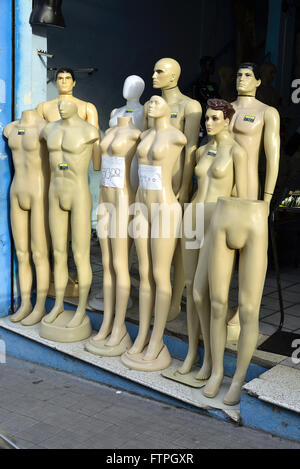 Mannequins pour la vente en magasin dans le centre-ville Banque D'Images