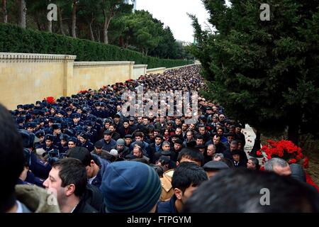 BAKU, Azerbaïdjan - 20 janvier 2014 la foule des cadets et des pleureuses au monument à Bakou, sur l'anniversaire des meurtres de civils Banque D'Images
