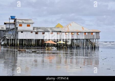 Commerce électronique dans des tentes sur pilotis Beach tour de garde dans la côte de Para Banque D'Images