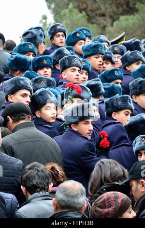 BAKU, Azerbaïdjan - 20 janvier 2014 Cadets transportant des œillets rouges au monument à Bakou, à la date anniversaire de l'assassinat Banque D'Images