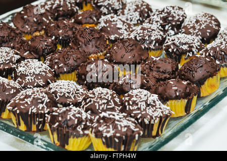 Carrot cupcakes avec glaçage au chocolat Banque D'Images