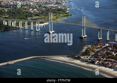 Vue aérienne de la ville avec le Newton Navarro pont sur l'embouchure du Rio Potengi Banque D'Images