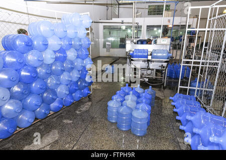 Ligne de production pour l'eau minérale Bottling Company Banque D'Images