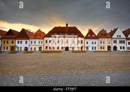 Maisons de village à la place principale de l'UNESCO mentionnés ville médiévale de Bardejov en Slovaquie orientale. Banque D'Images