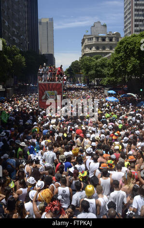 Foule à la suite de la boule noire Bloc à Avenida Rio Branco - centre-ville de Rio de Janeiro Banque D'Images