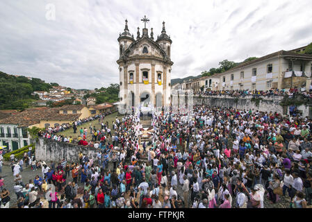 Pour assistindo missa da Pascoa em frente a Igreja de Nossa Senhora do Rosario Banque D'Images