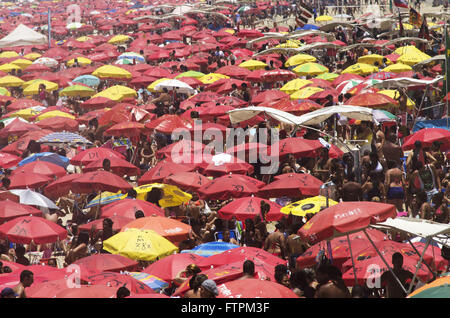 Les parasols de plage bondée sur le bord d'Ipanema et Leblon - ville du sud Banque D'Images